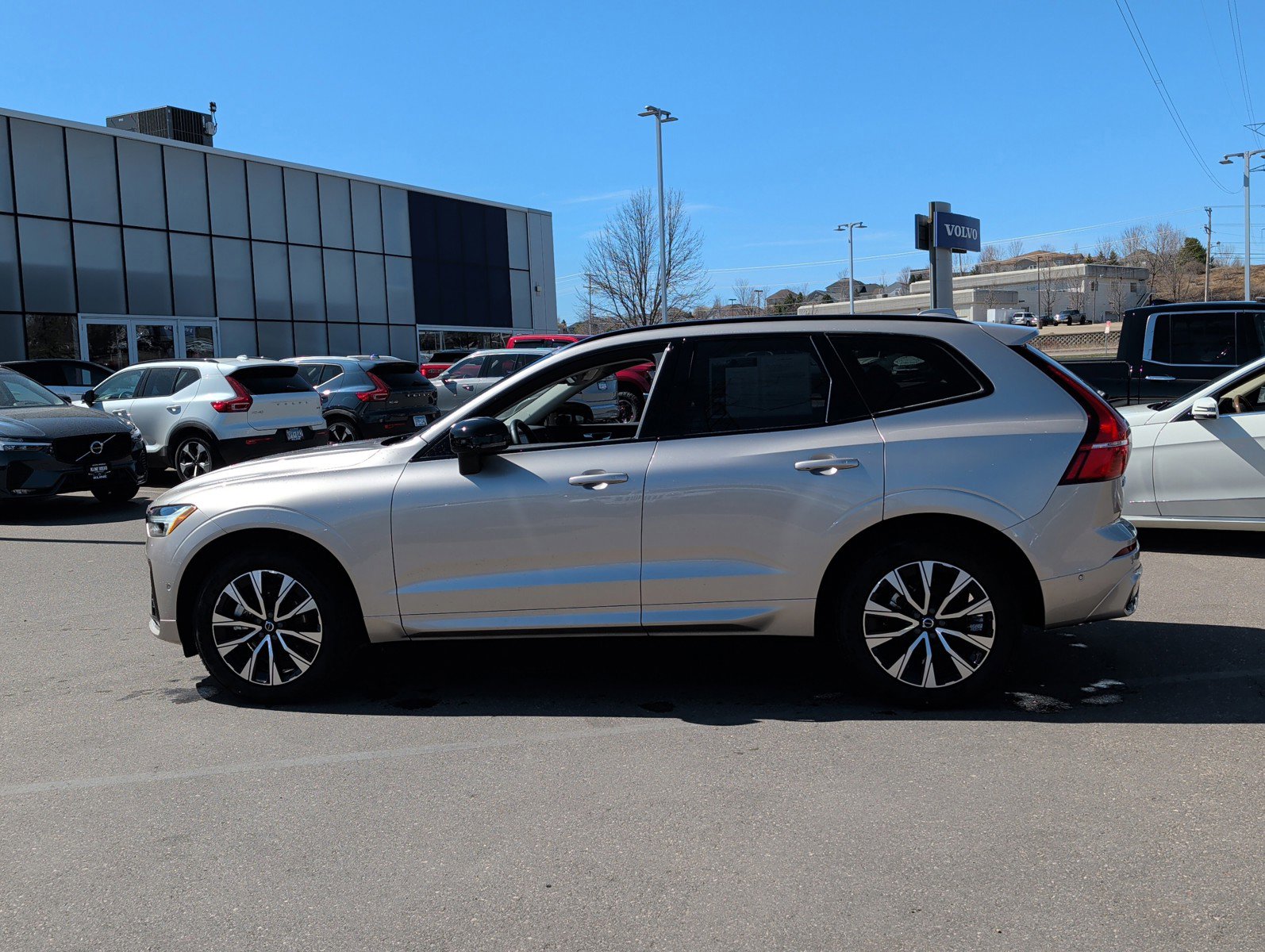 Certified 2025 Volvo XC60 B5 Plus image 4