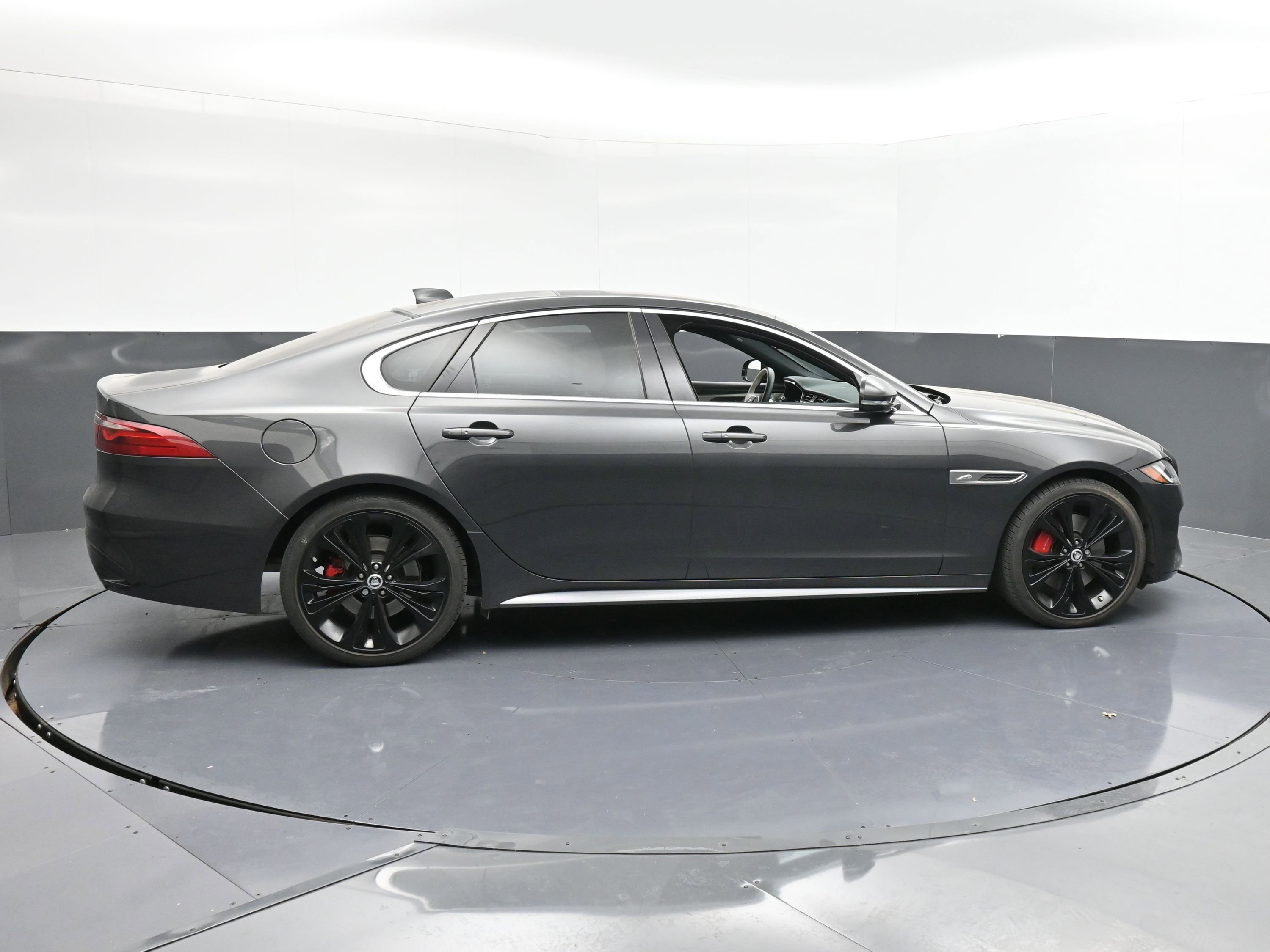 Used 2024 Jaguar XF R-Dynamic SE image 9