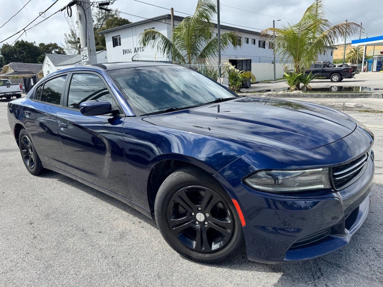 Used 2017 Dodge Charger SE w/ Popular Equipment Group image 2