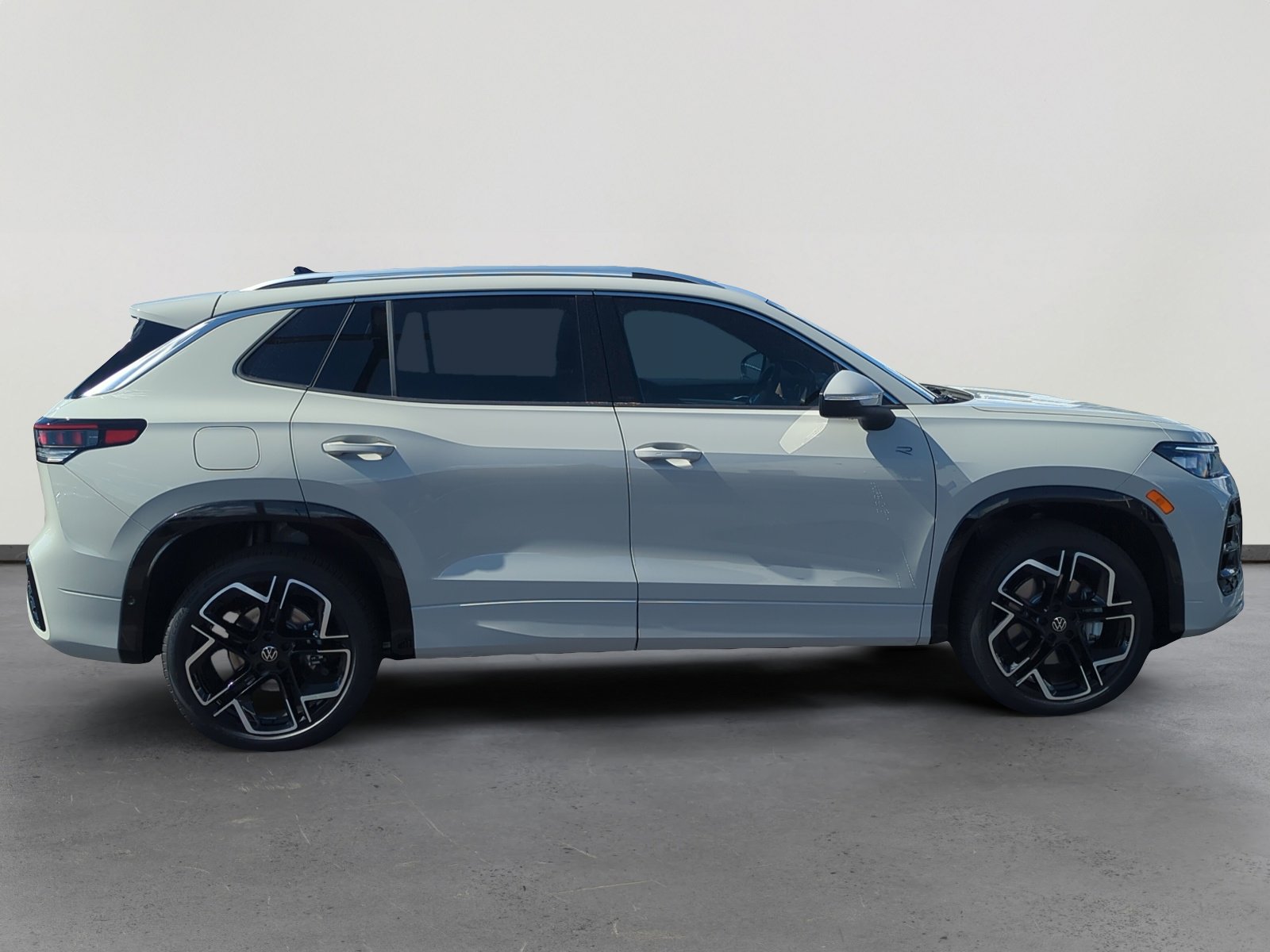 New 2026 Volkswagen Tiguan SEL R-Line image 6