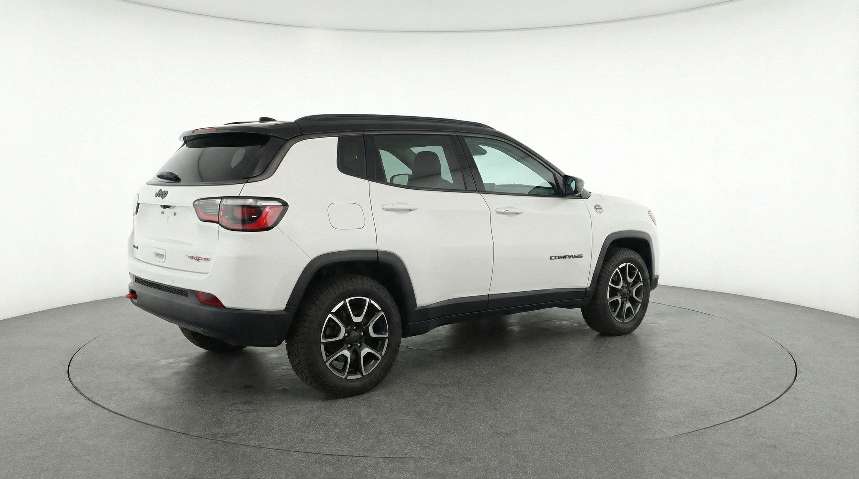 Used 2025 Jeep Compass Trailhawk AWD/4WD image 9