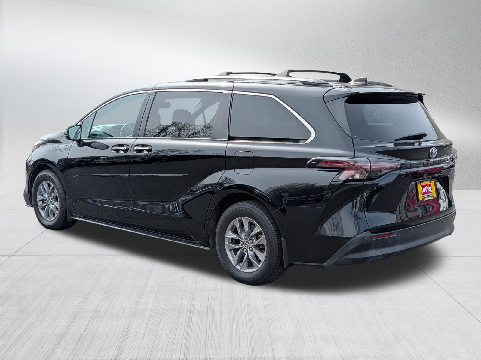 Used 2023 Toyota Sienna XLE FWD image 5