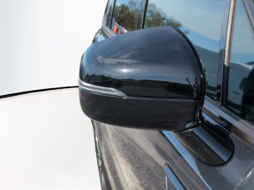 Used 2023 Kia Sorento S image 12