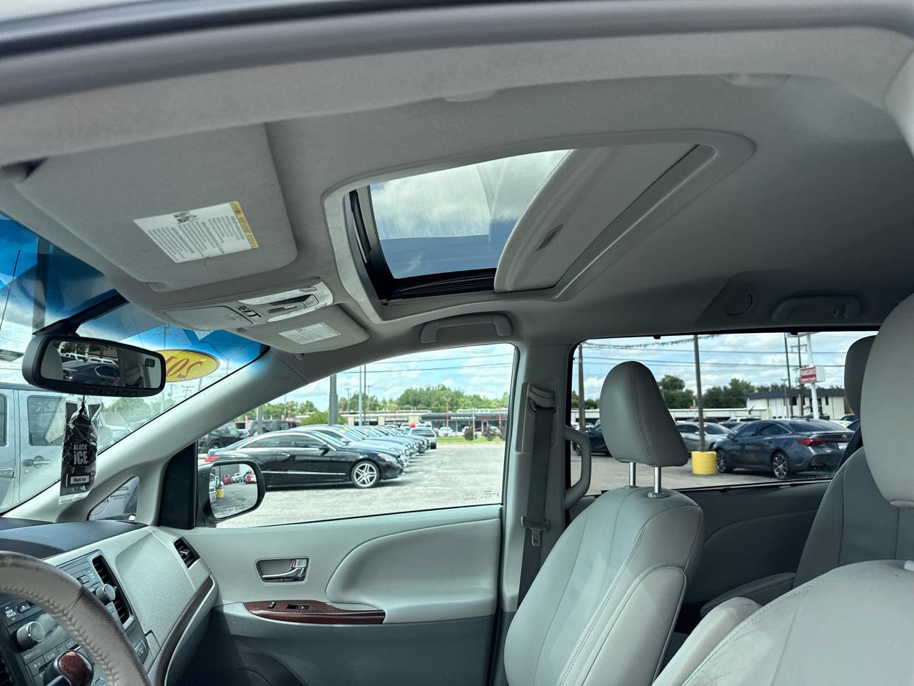 Used 2013 Toyota Sienna XLE FWD image 25