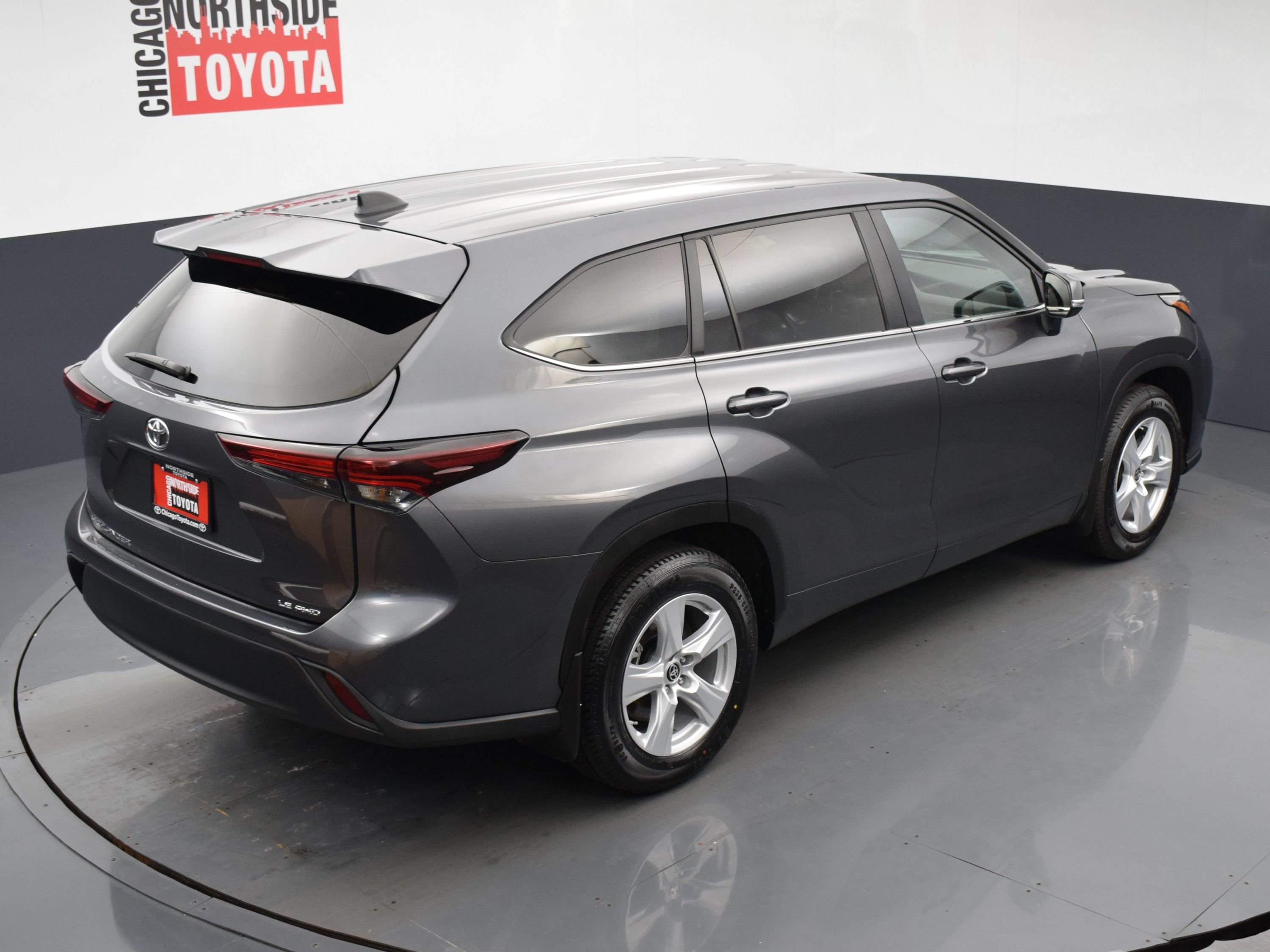 Used 2024 Toyota Highlander LE AWD/4WD image 22