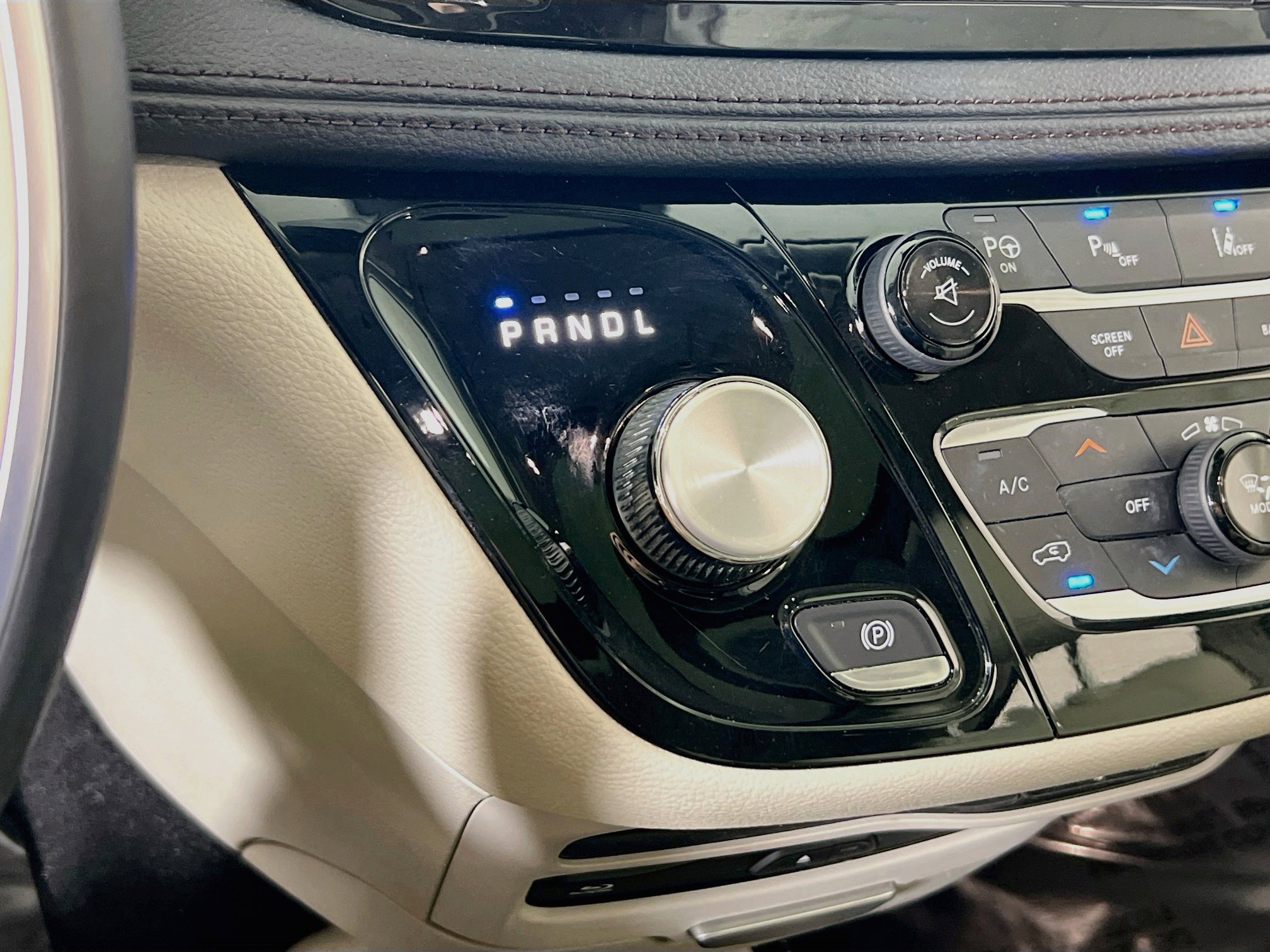 Used 2017 Chrysler Pacifica Limited w/ UConnect Theater Package FWD image 17