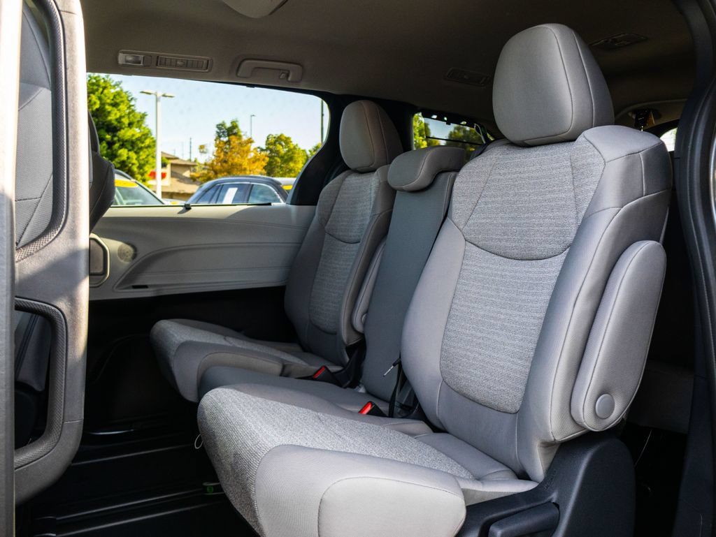 Used 2026 Toyota Sienna LE AWD/4WD image 15