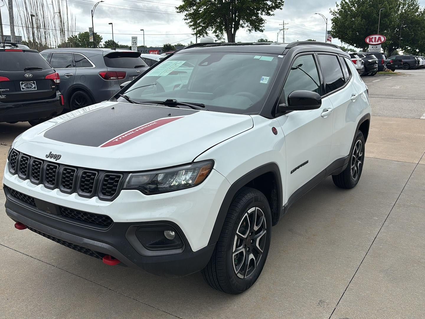 Used 2025 Jeep Compass Trailhawk AWD/4WD image 3