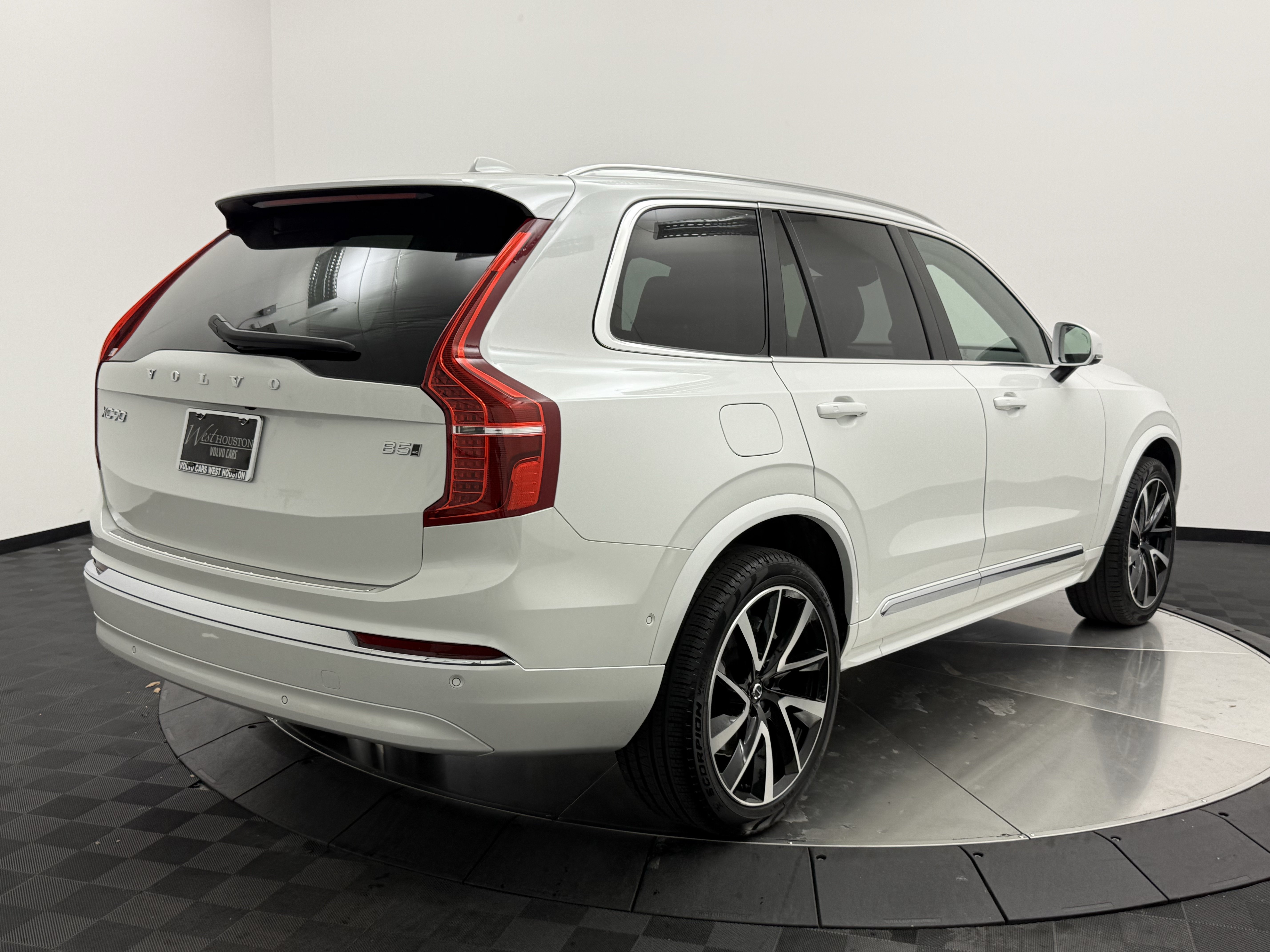 Certified 2025 Volvo XC90 B5 Plus w/ Protection Package Premier AWD/4WD image 7