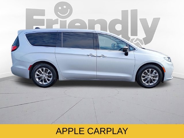 Used 2026 Chrysler Pacifica Limited FWD image 4