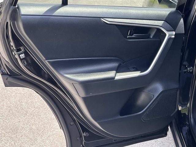 Used 2019 Toyota RAV4 LE AWD/4WD image 16