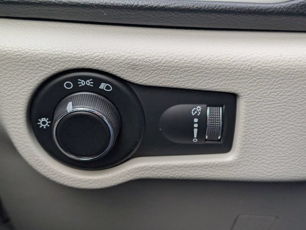 Used 2018 Chrysler Pacifica L FWD image 12