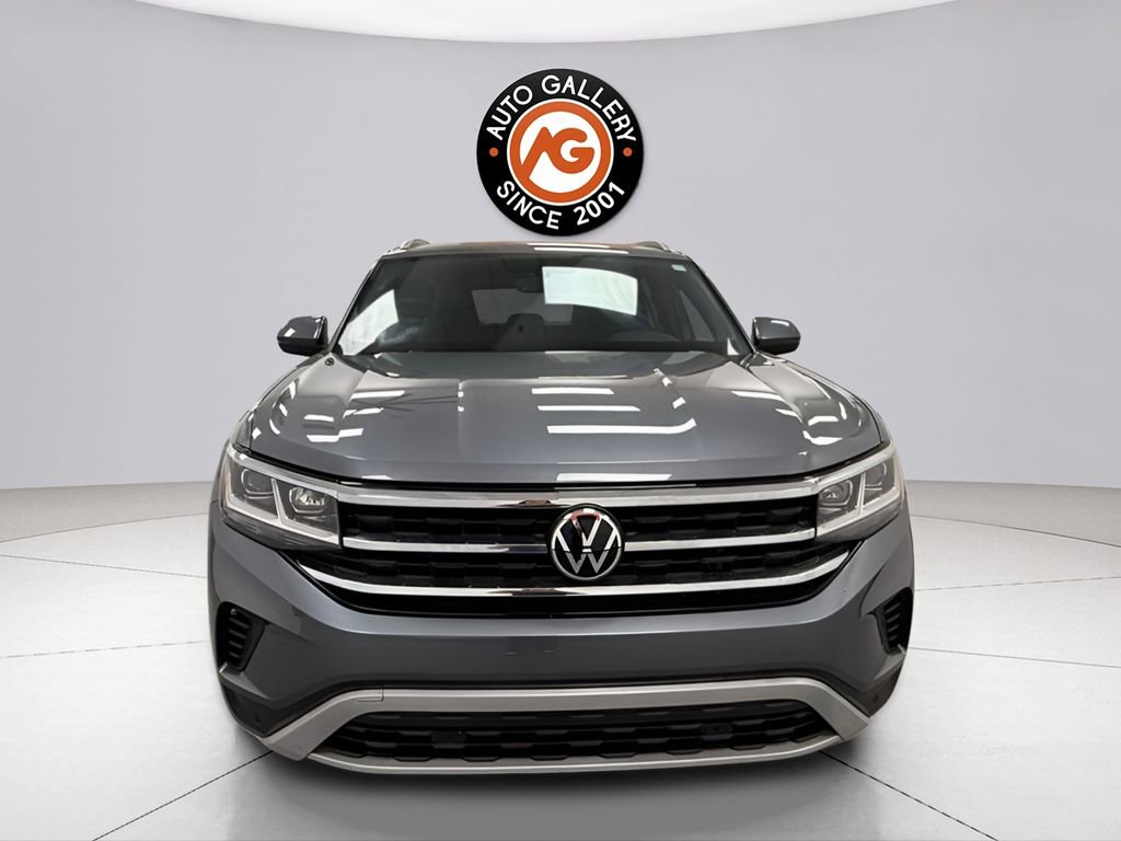 Used 2022 Volkswagen Atlas Cross Sport SE w/ Panoramic Sunroof Package FWD image 2