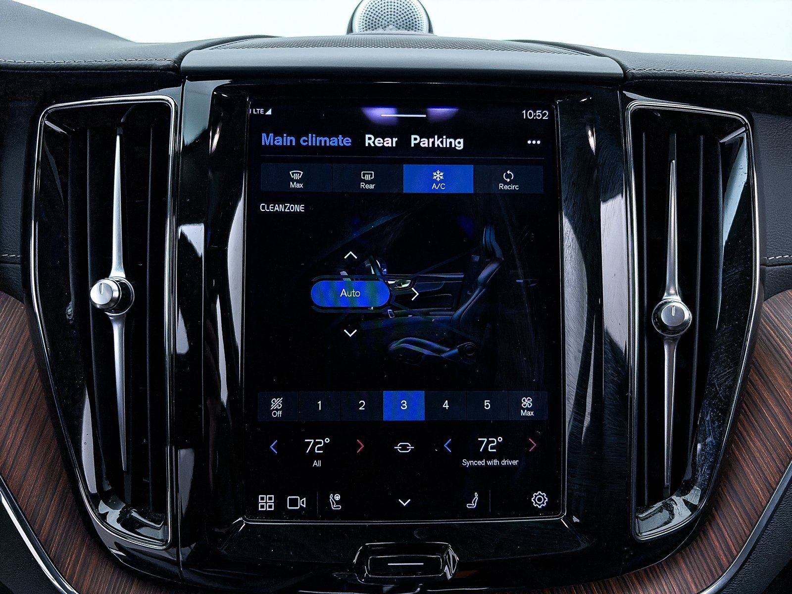 Used 2023 Volvo XC60 B6 Ultimate w/ Protection Package Premier image 26