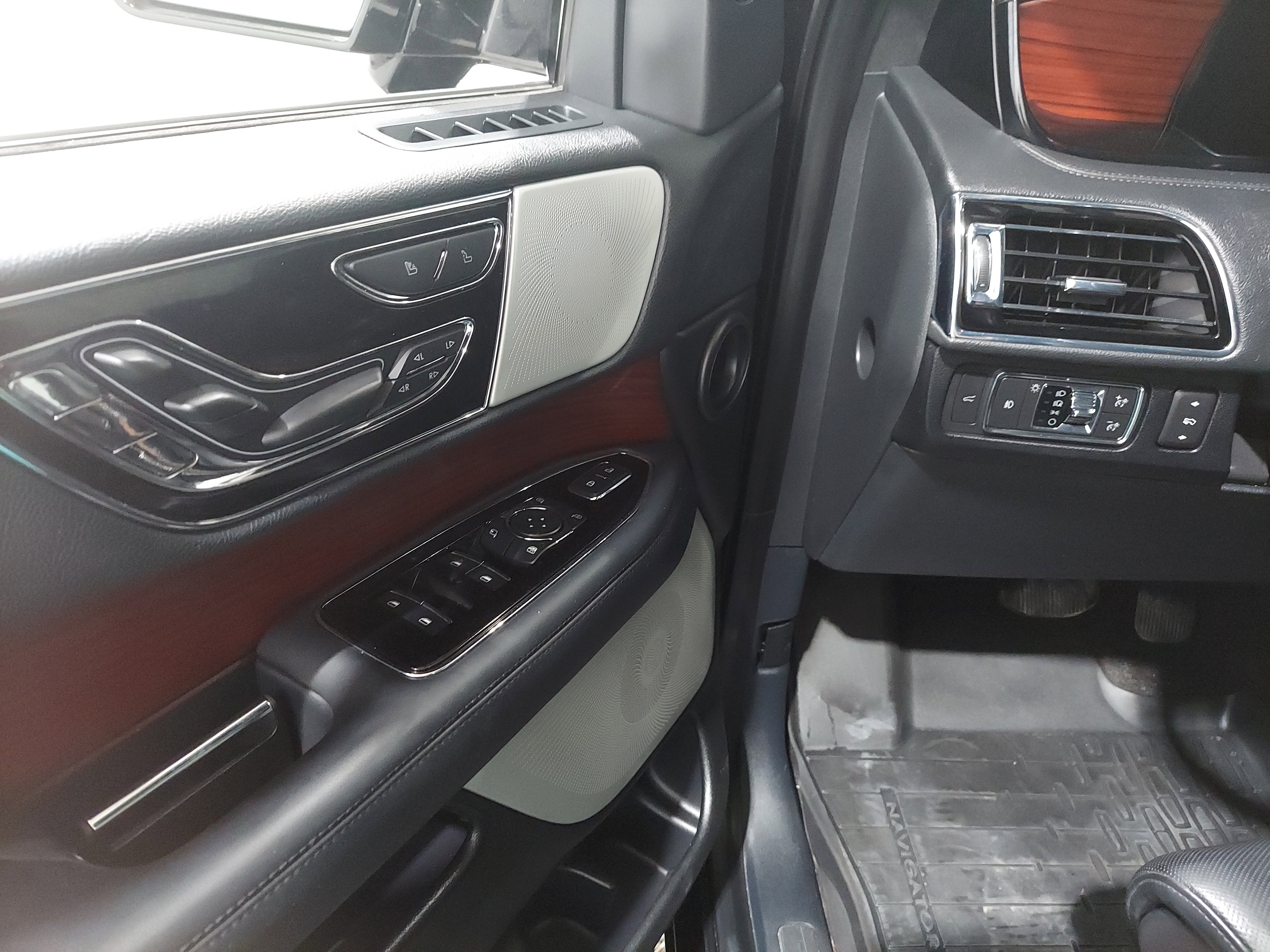 Used 2022 Lincoln Navigator Reserve w/ Equipment Group 201A image 20