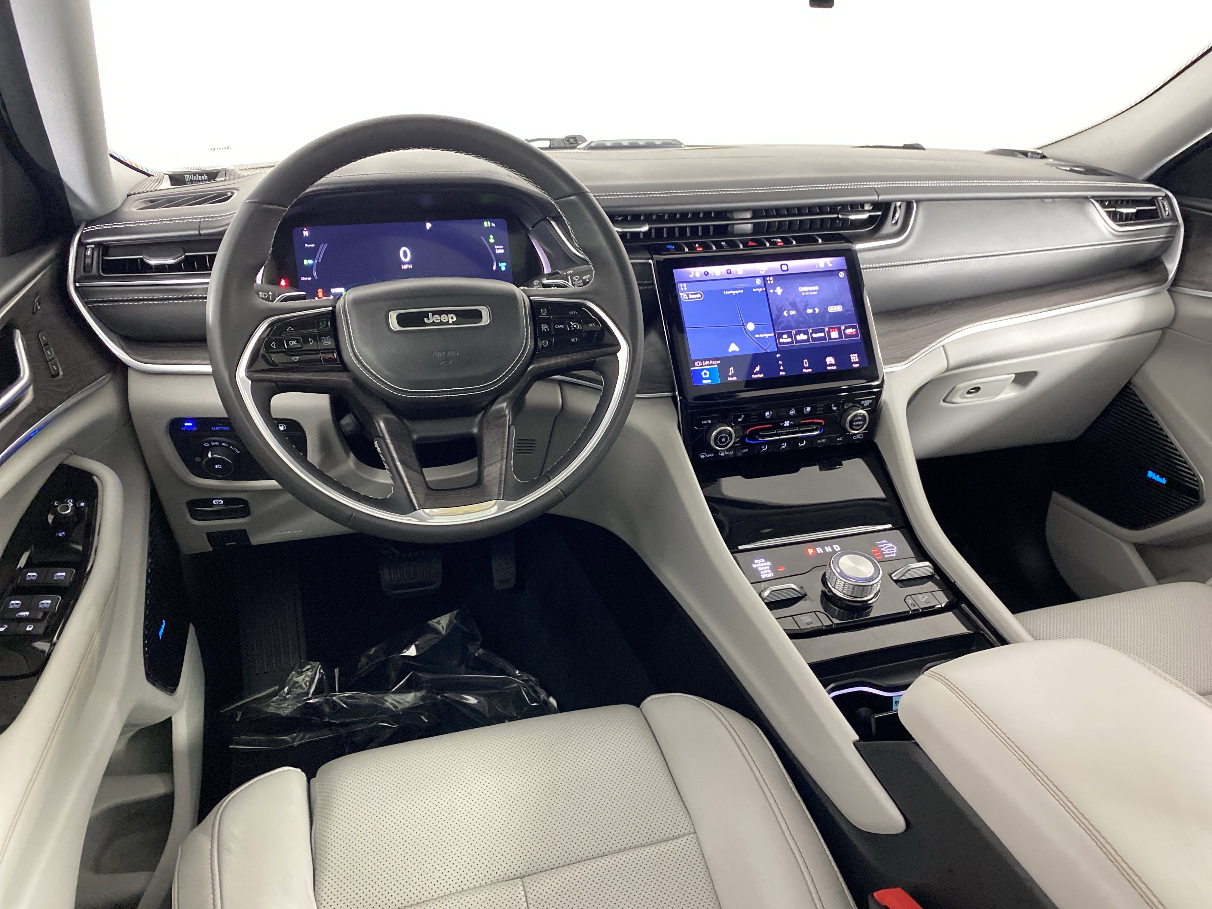 Used 2022 Jeep Grand Cherokee Overland w/ Luxury Tech Group IV image 20