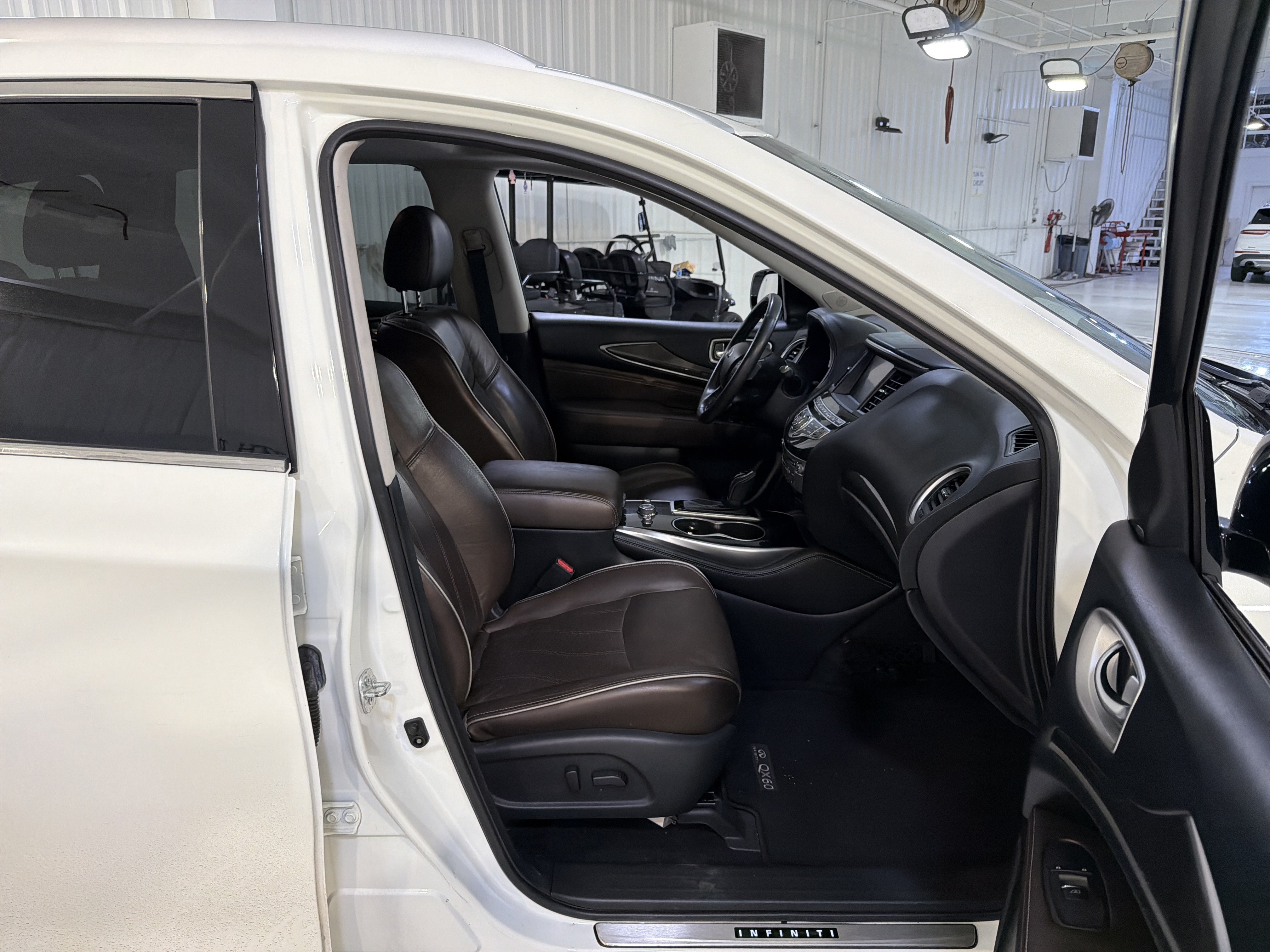 Used 2020 INFINITI QX60 Luxe w/ Essential Package FWD image 15