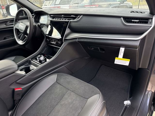 Used 2025 Jeep Grand Cherokee L Altitude image 32