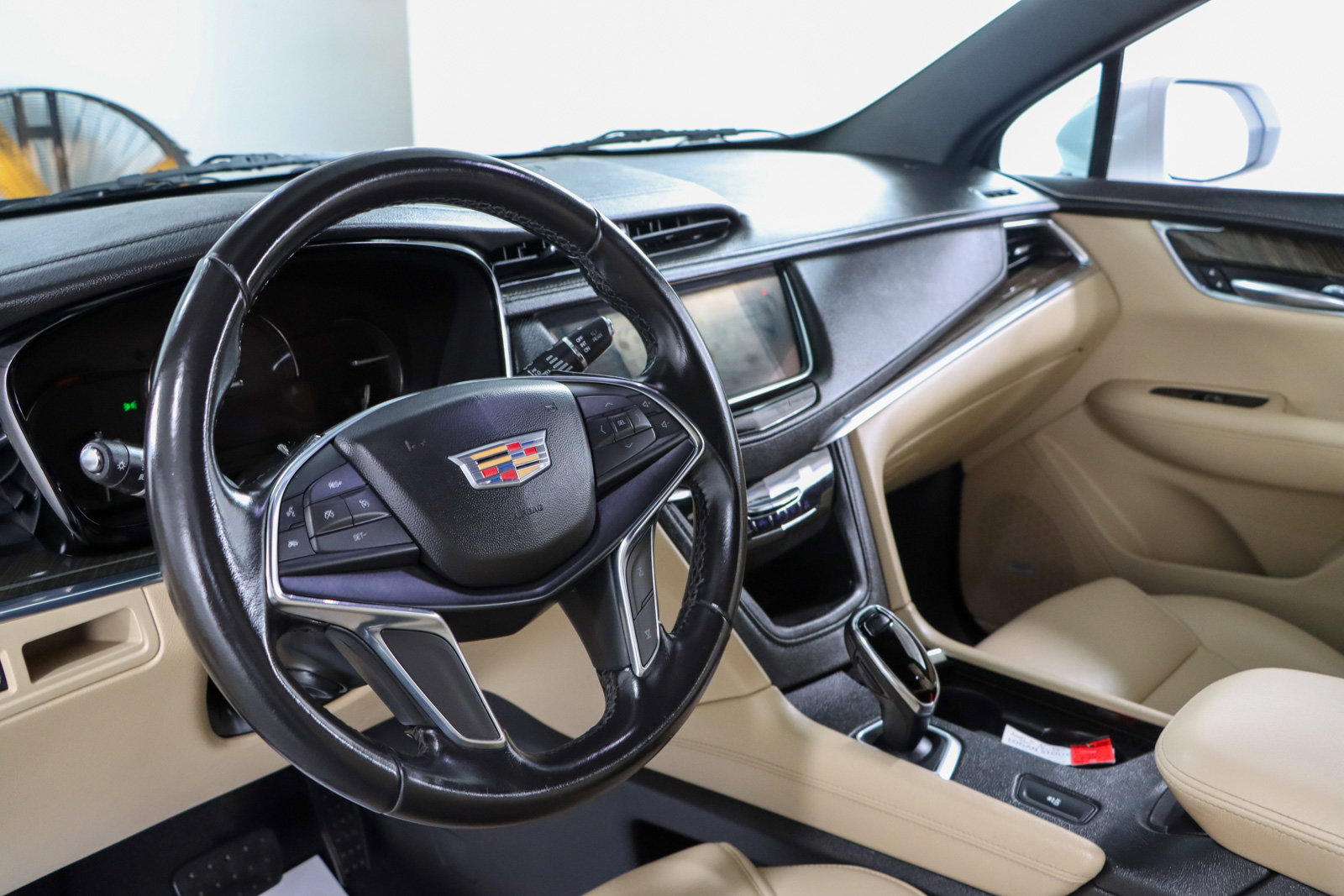 Used 2018 Cadillac XT5 FWD w/ LPO, Wheel Lock Package image 23