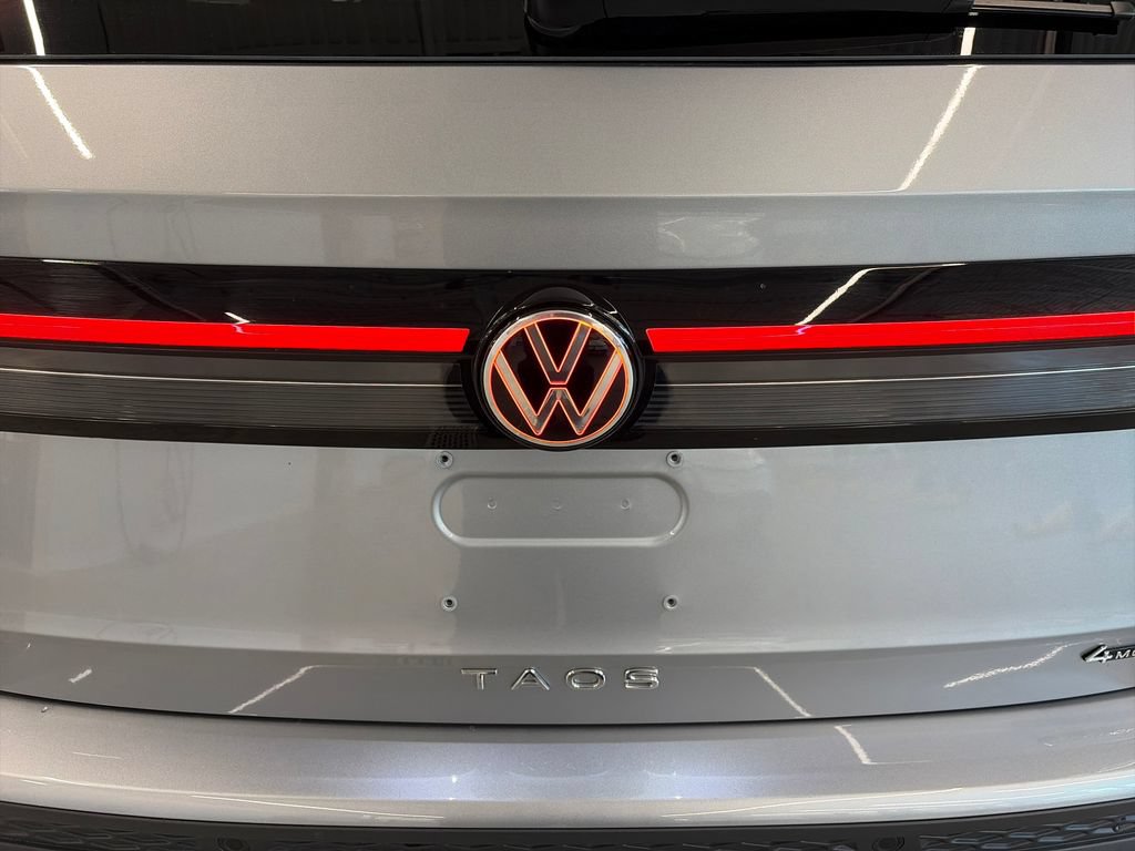 Certified 2025 Volkswagen Taos SE w/ Panoramic Sunroof Package AWD/4WD image 30