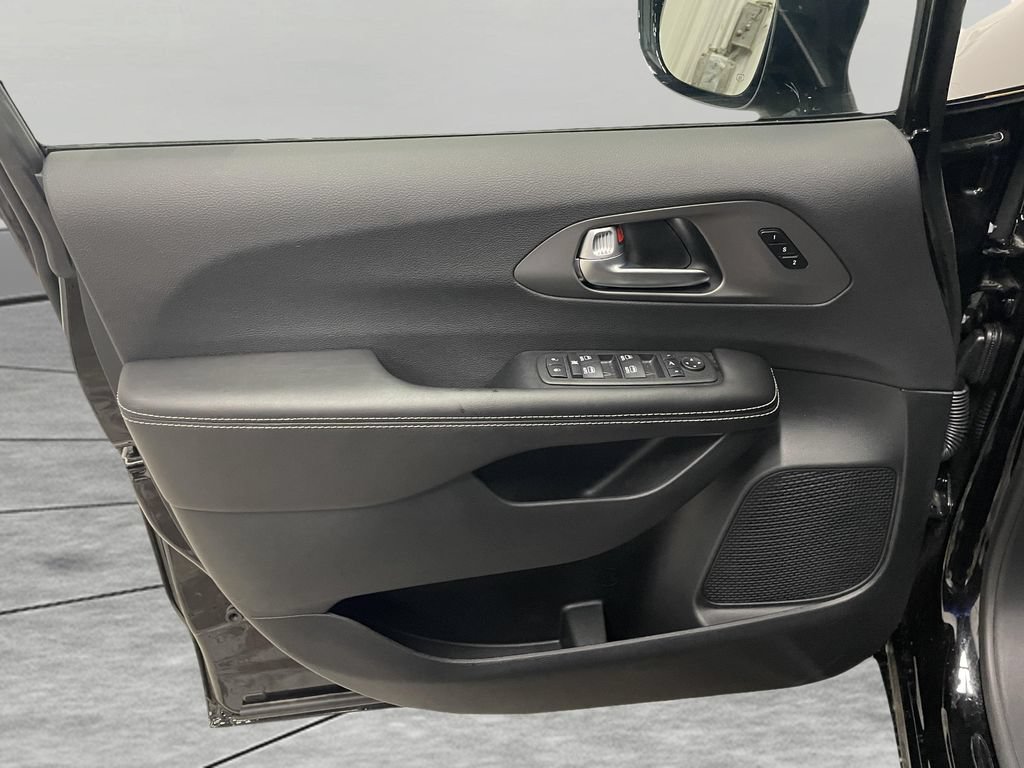 New 2027 Chrysler Pacifica Limited AWD/4WD image 19