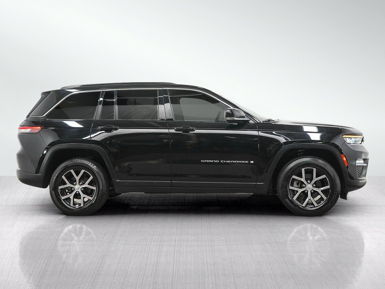 Used 2024 Jeep Grand Cherokee Limited AWD/4WD image 6