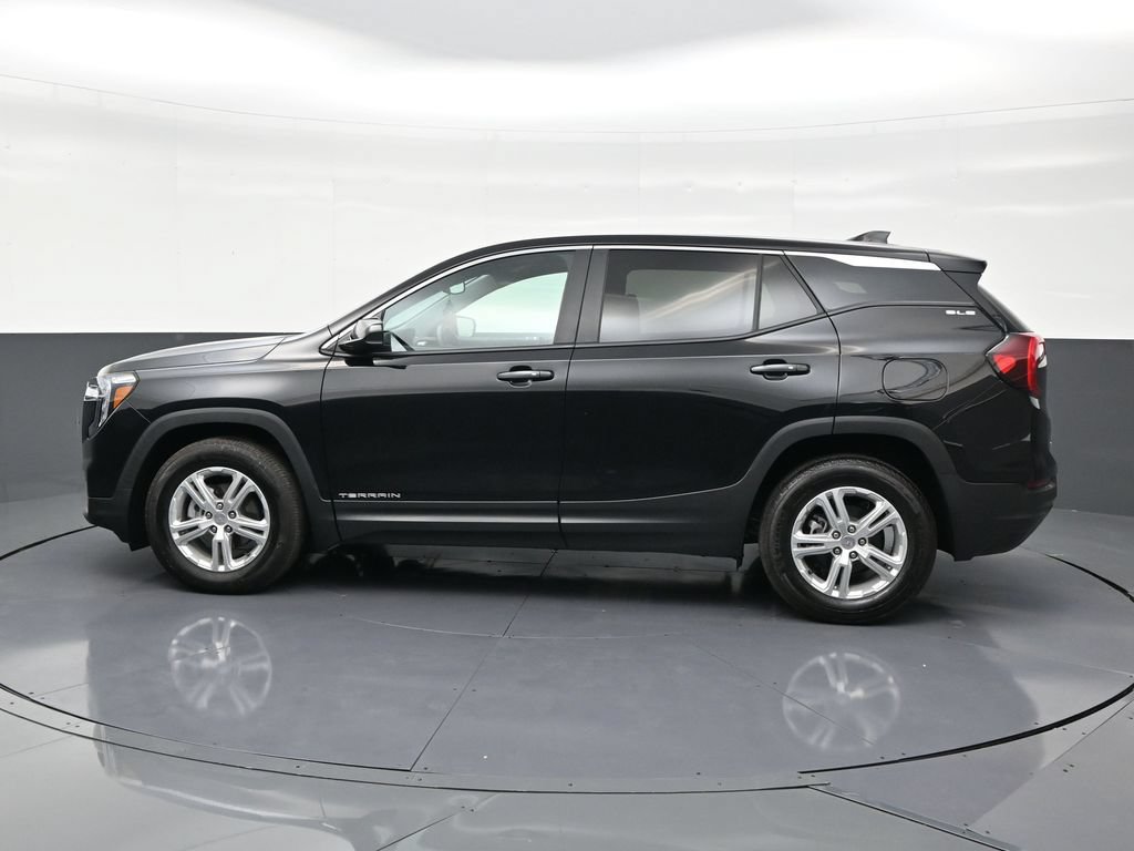 Used 2024 GMC Terrain SLE w/ Driver Convenience Package FWD image 2