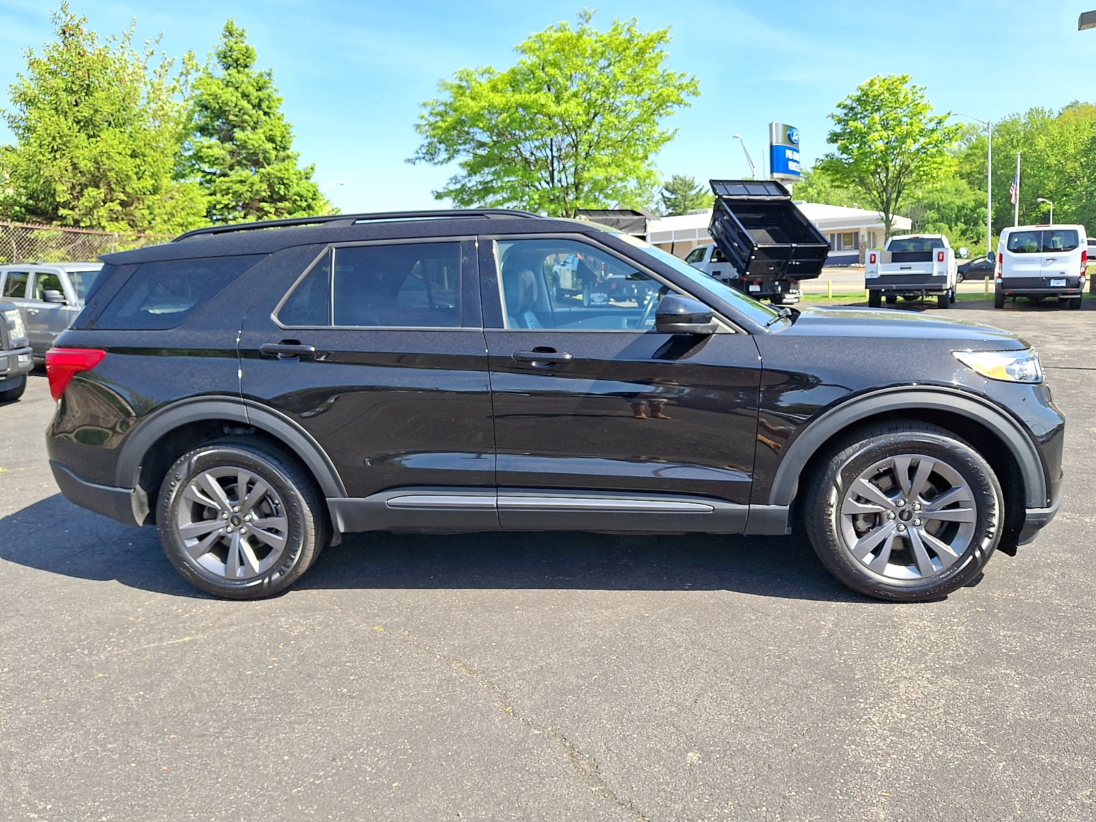 Used 2022 Ford Explorer XLT w/ Equipment Group 202A AWD/4WD image 7