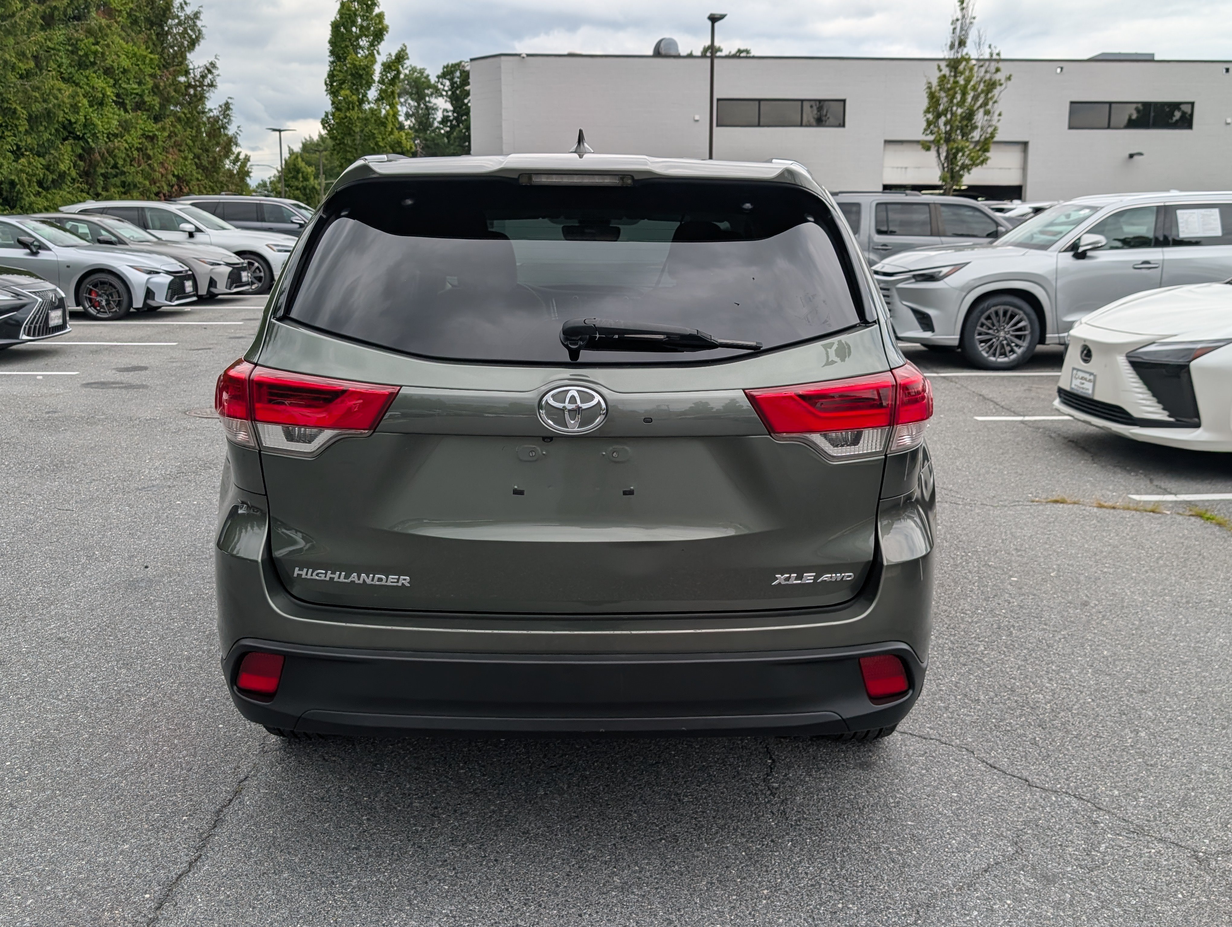 Used 2017 Toyota Highlander XLE AWD/4WD image 4
