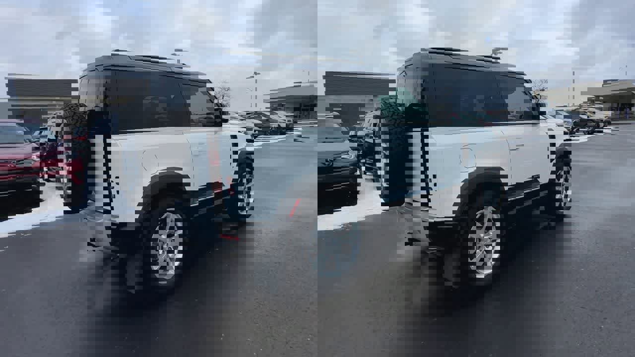 Used 2025 Land Rover Defender 90 S image 8