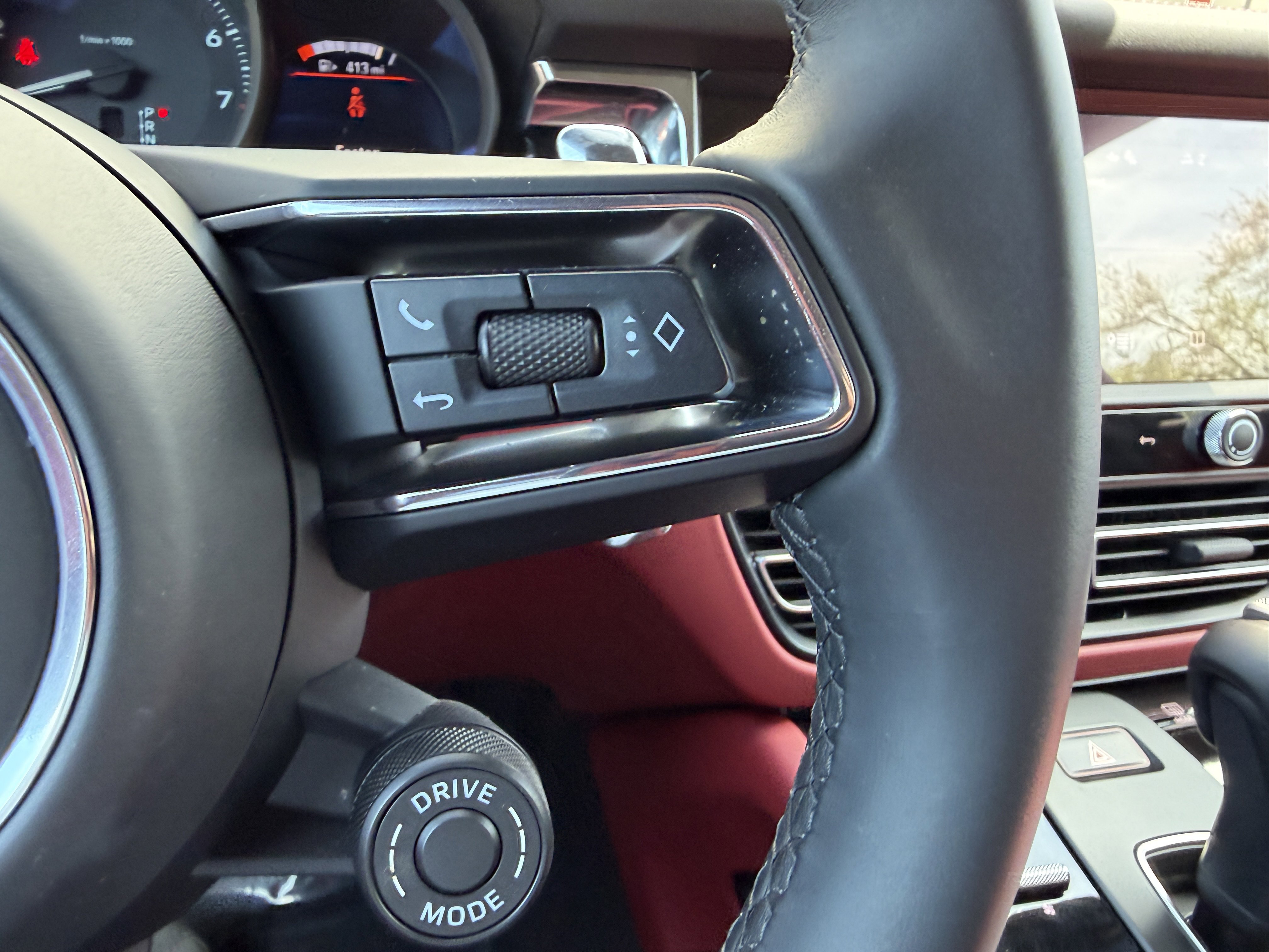 Certified 2025 Porsche Macan image 36