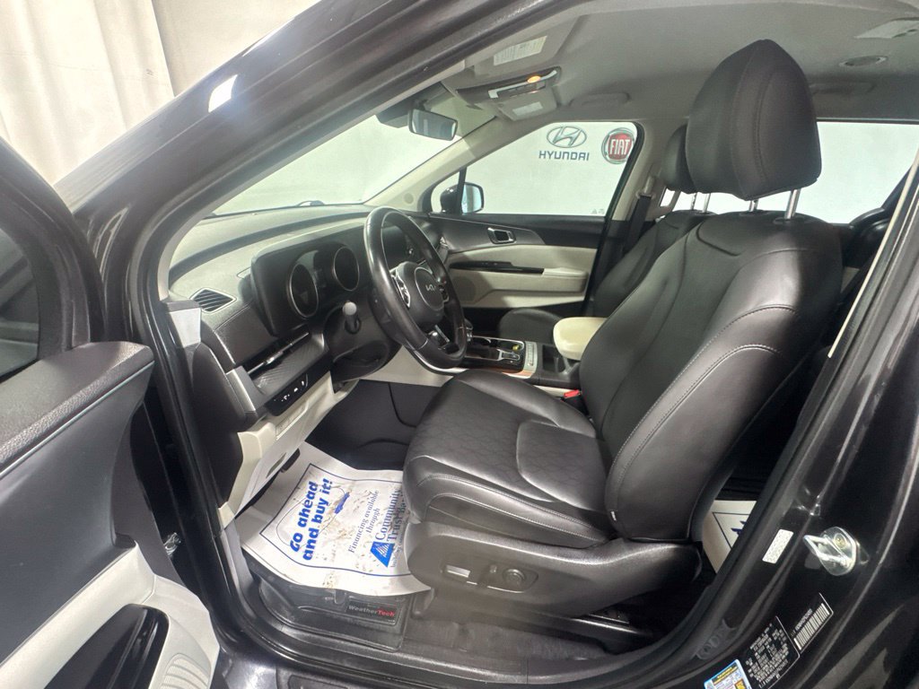 Used 2023 Kia Carnival LX FWD image 19