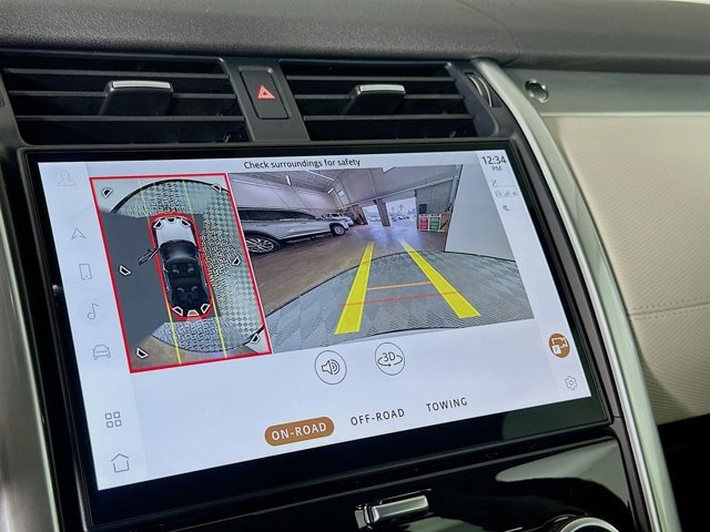 Used 2025 Land Rover Discovery Dynamic SE image 17