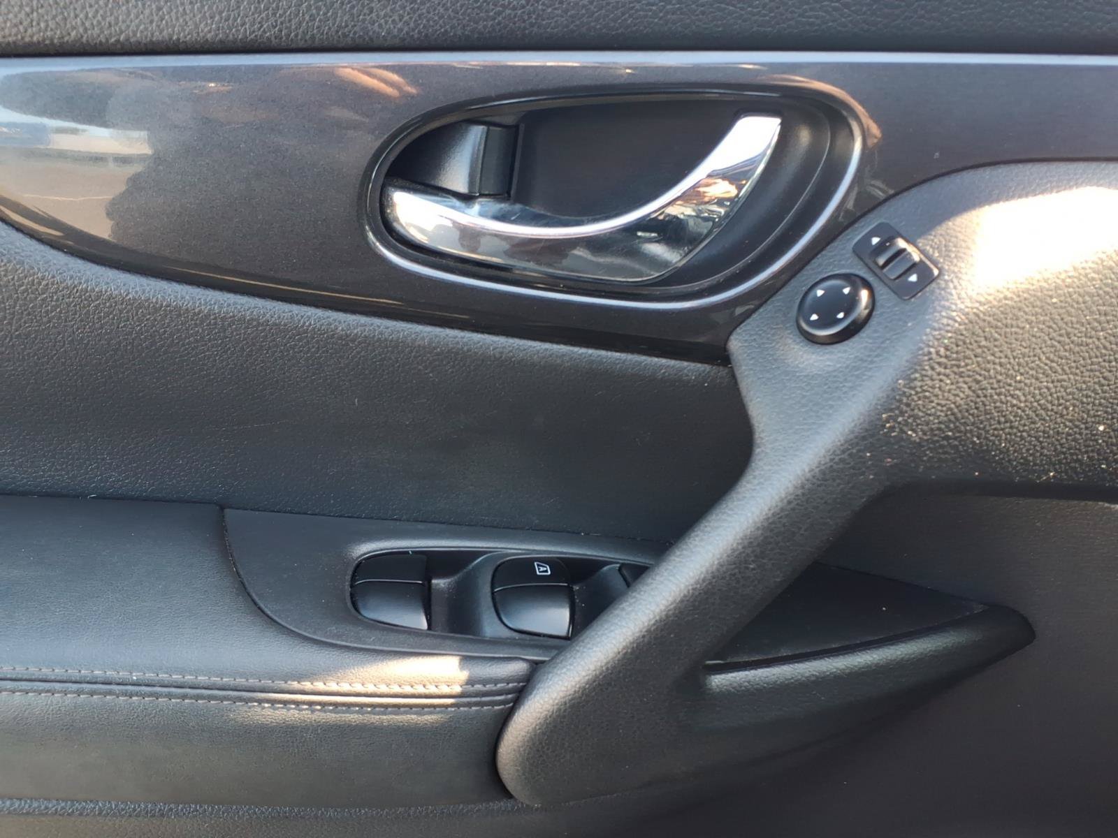 Used 2018 Nissan Rogue SV AWD/4WD image 25