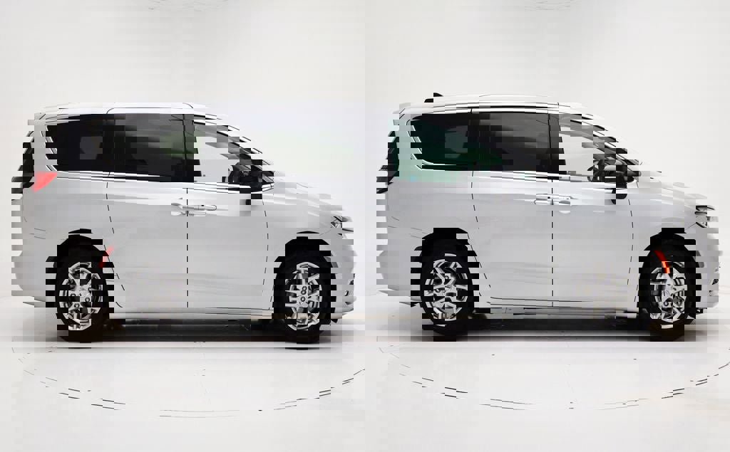 Used 2024 Chrysler Pacifica Touring-L image 2