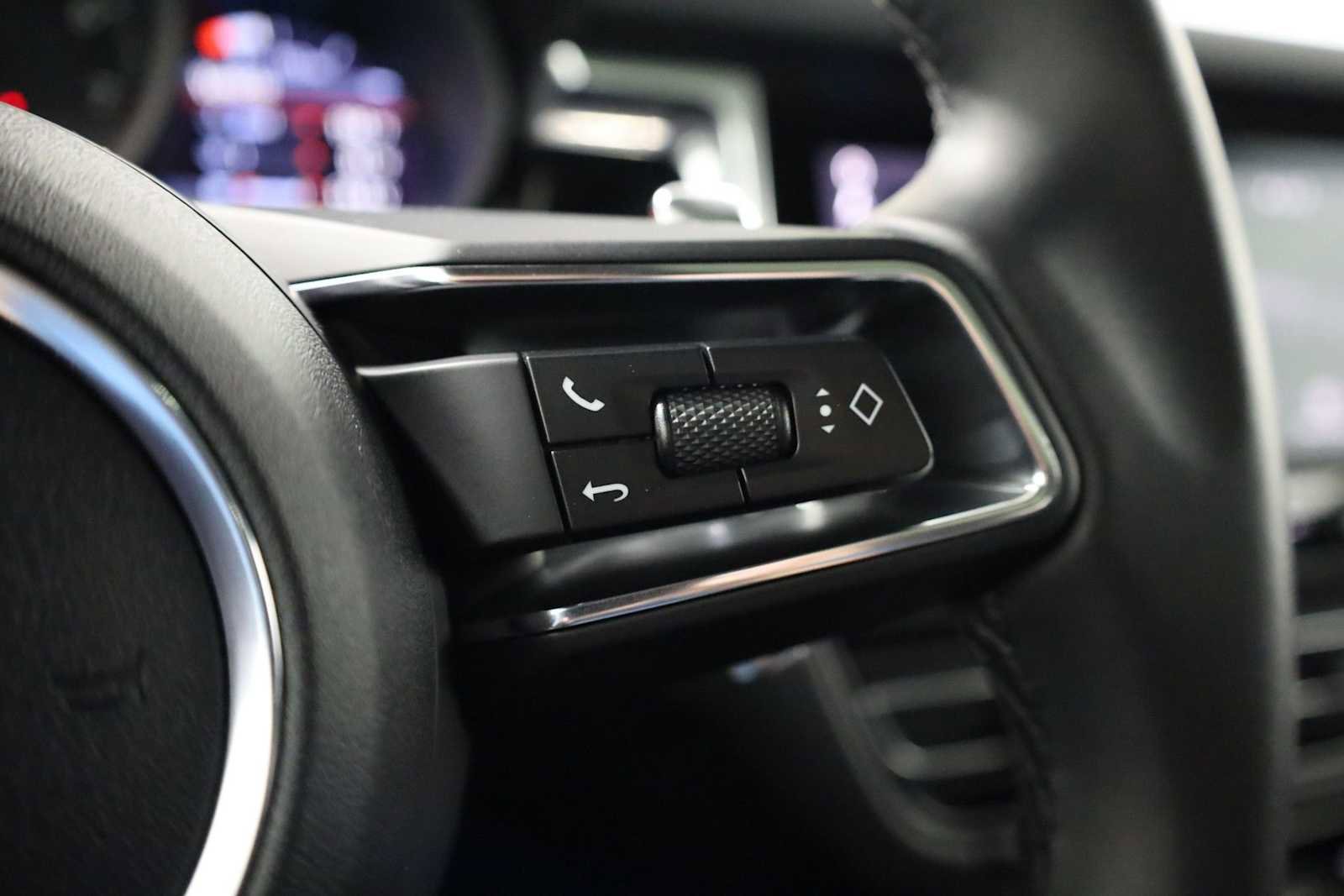 Certified 2025 Porsche Macan image 28