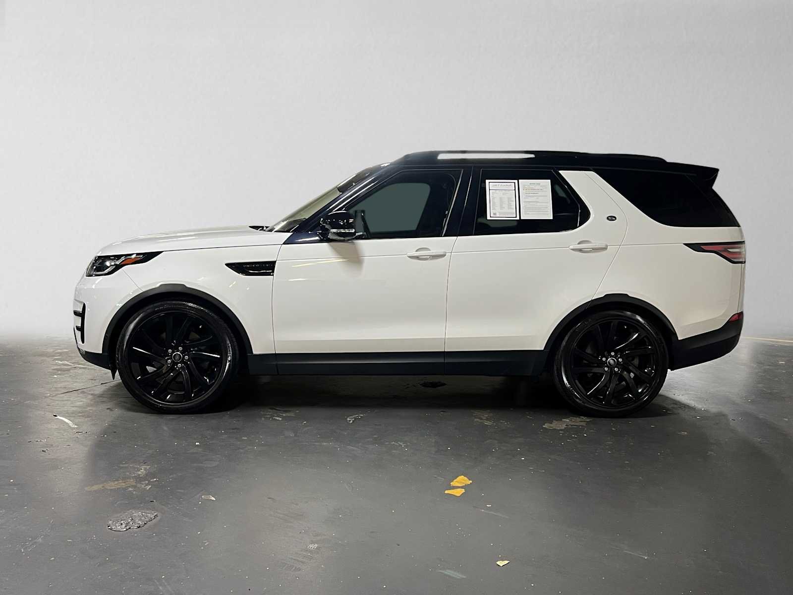 Used 2017 Land Rover Discovery HSE Luxury AWD/4WD image 6
