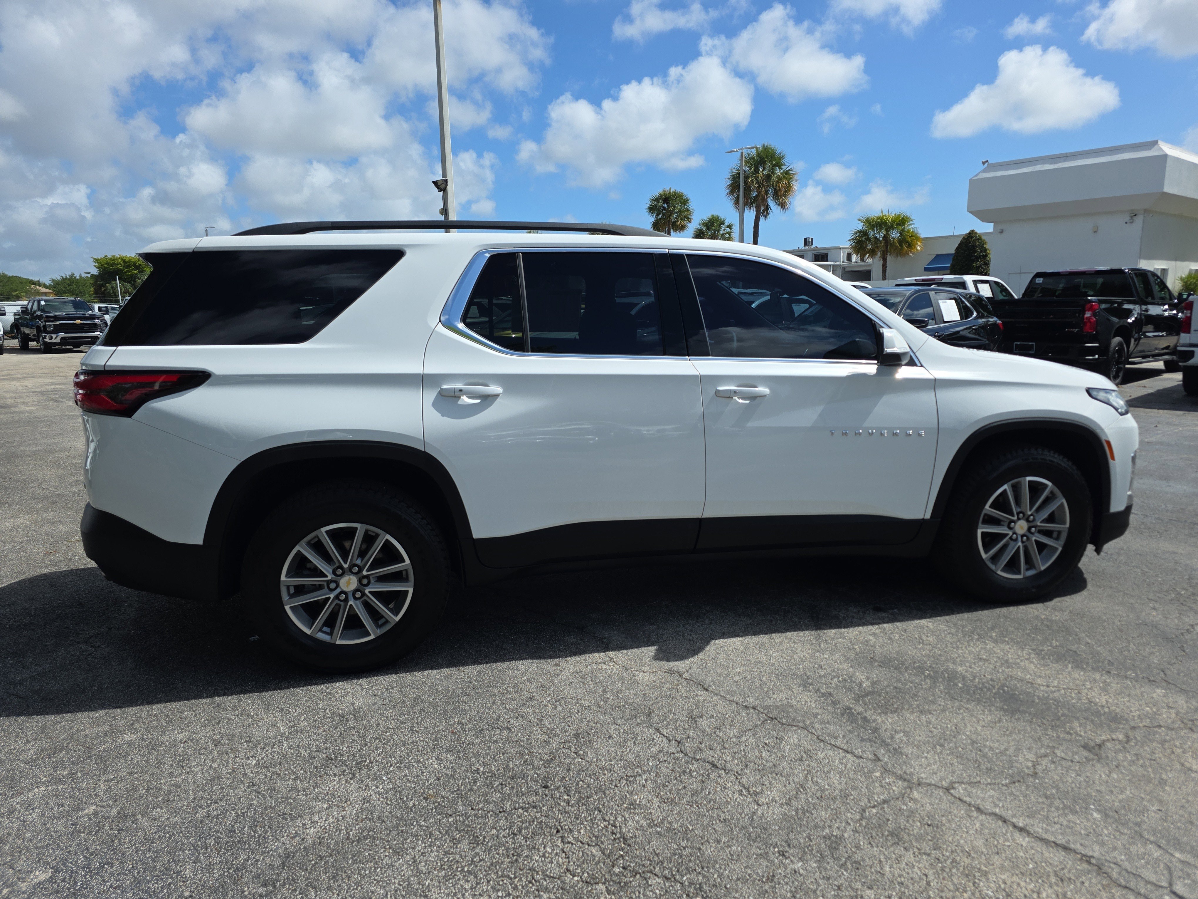 Used 2023 Chevrolet Traverse LT FWD image 8