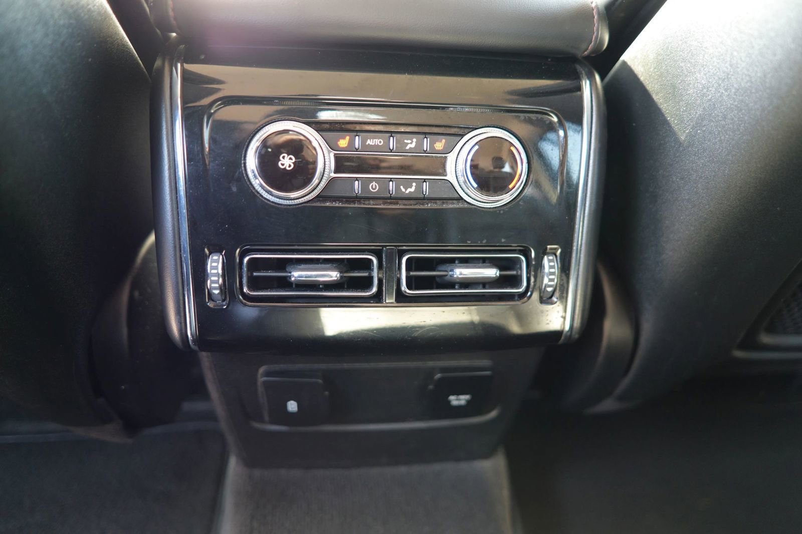Used 2023 Lincoln Aviator AWD image 32
