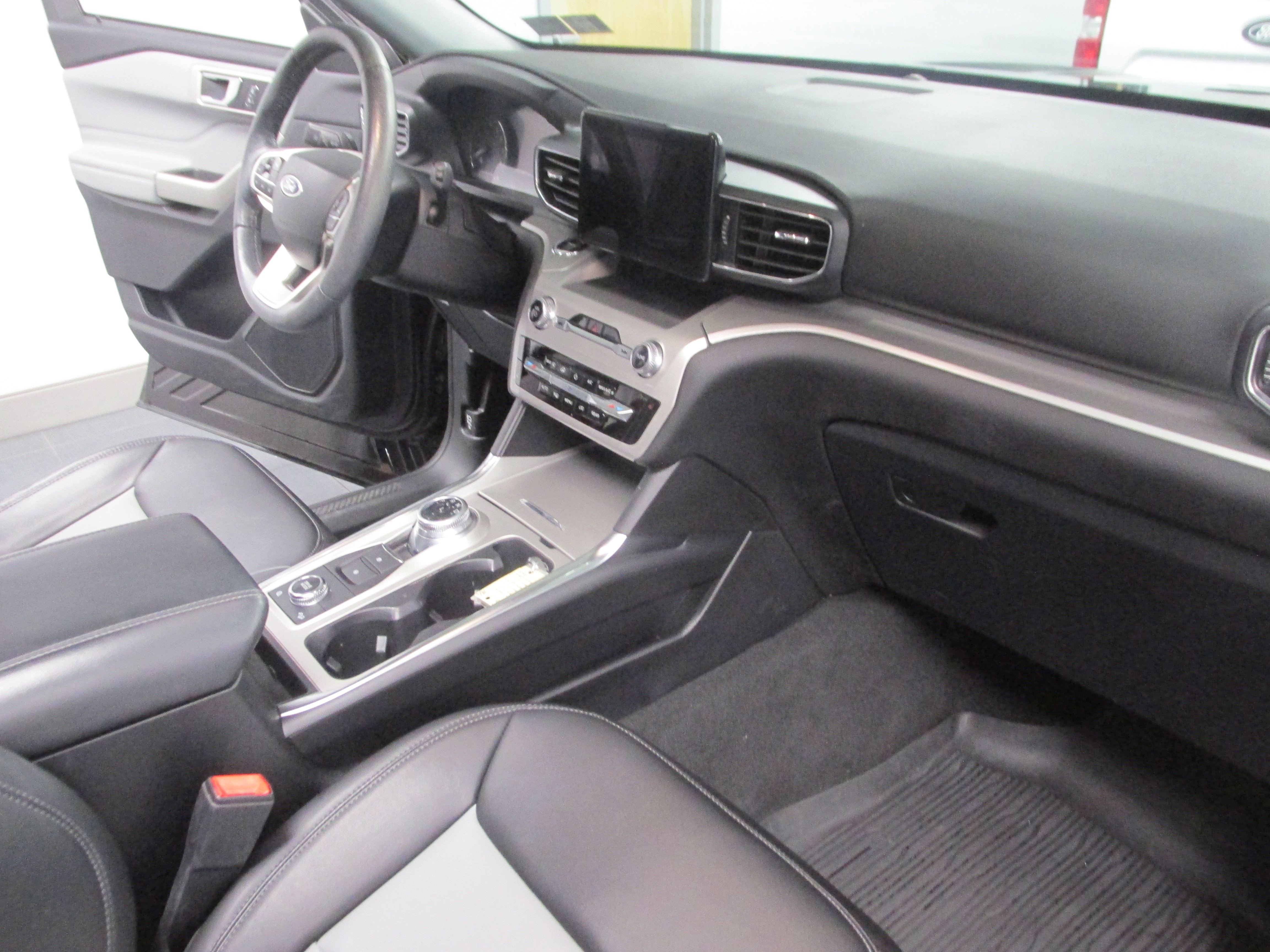 Used 2022 Ford Explorer XLT w/ Equipment Group 202A image 27