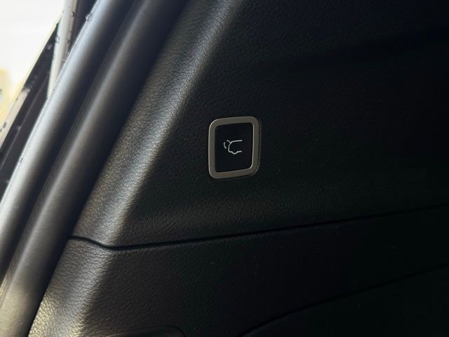 Used 2025 Chrysler Pacifica Limited image 11