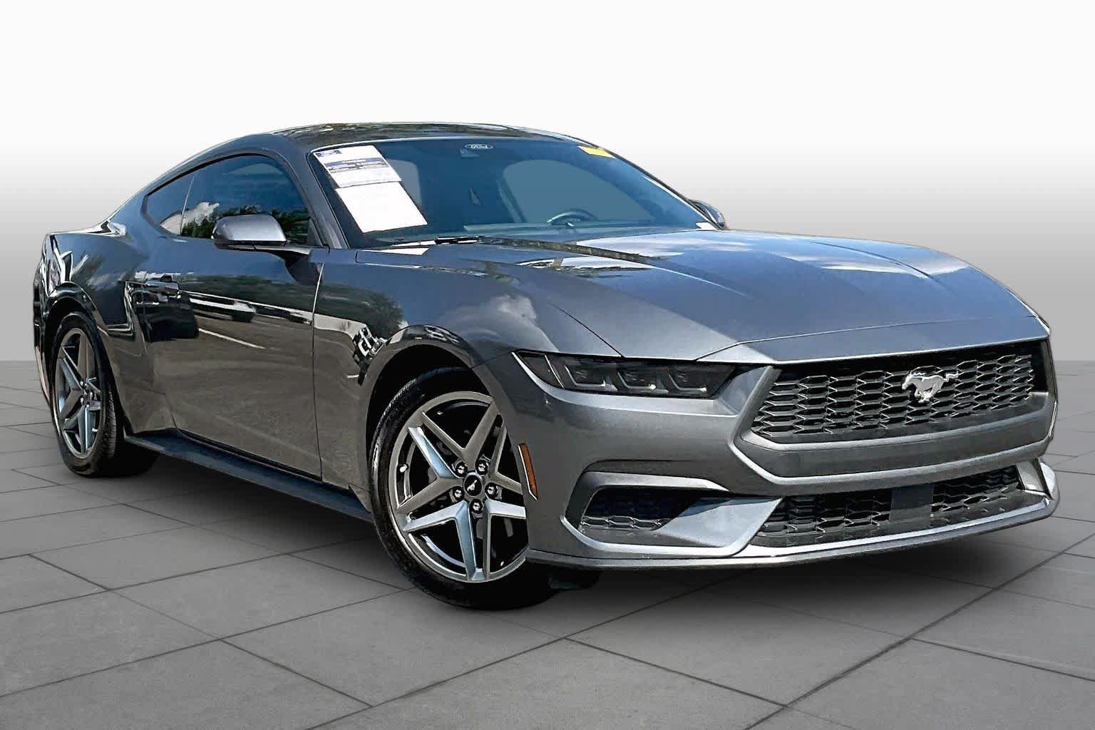 Used 2025 Ford Mustang Coupe RWD image 3