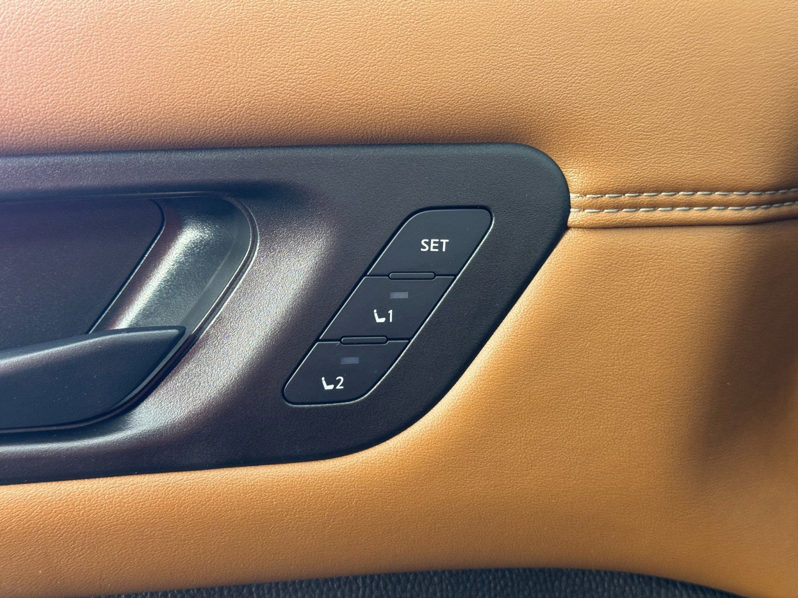 Used 2023 Nissan Pathfinder Platinum image 16