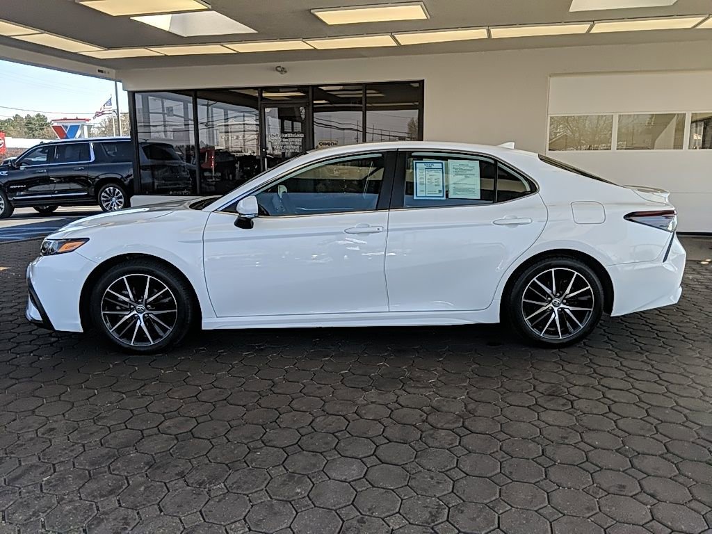 Used 2023 Toyota Camry SE w/ Cold Weather Package image 10