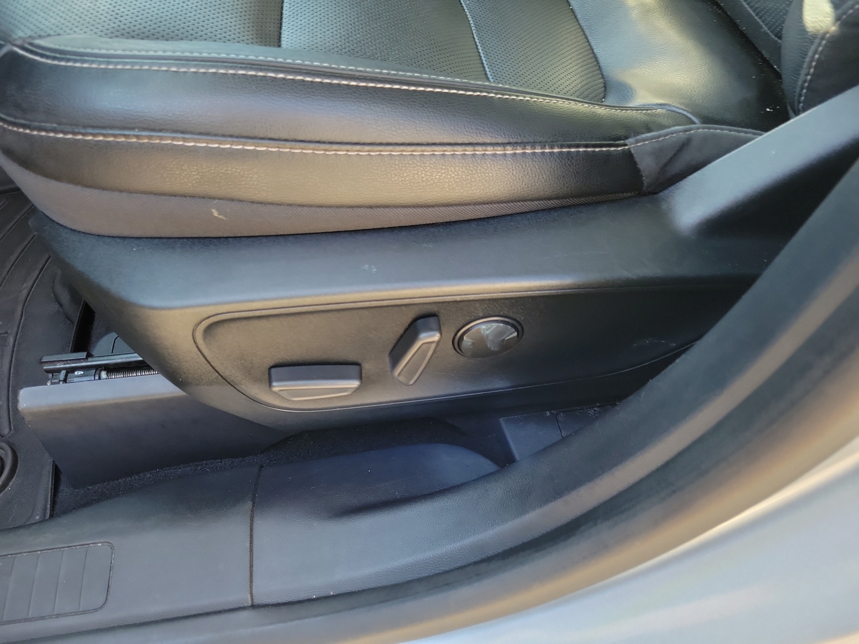 Used 2020 Ford Escape Titanium FWD image 10