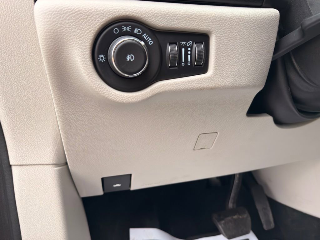 Used 2022 Chrysler Pacifica Touring-L image 24