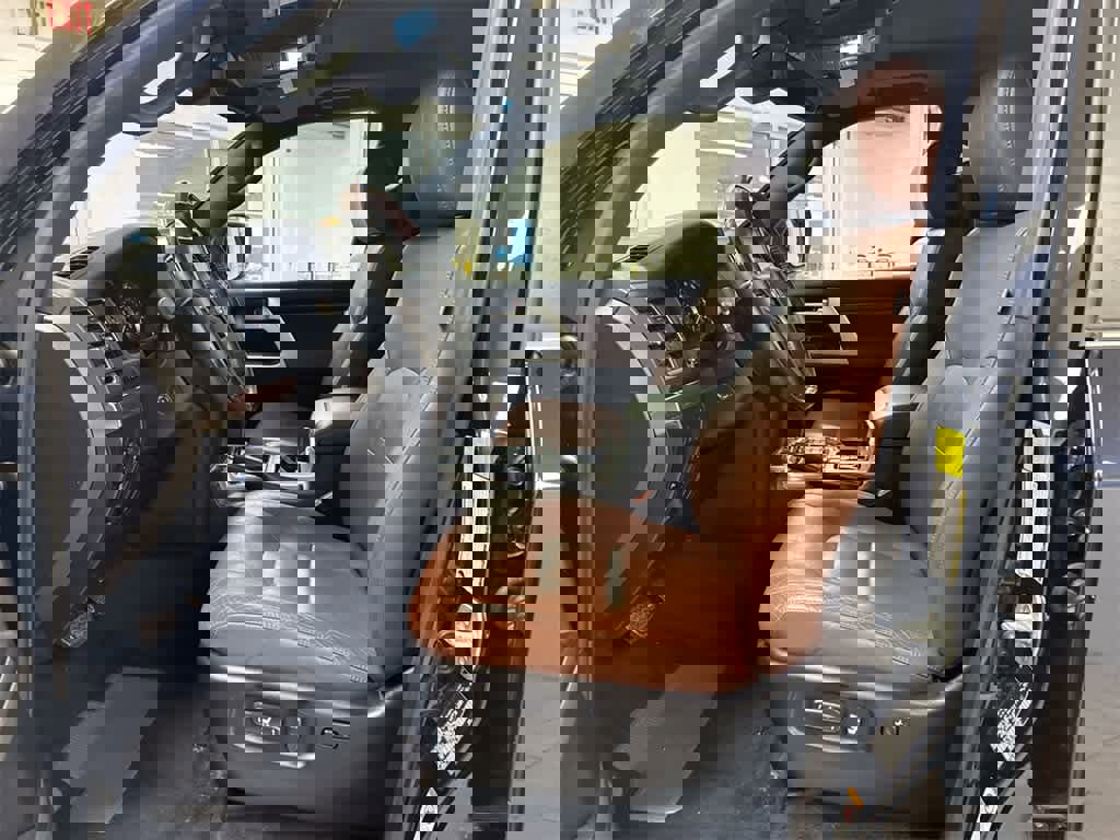 Used 2016 Toyota Land Cruiser image 17