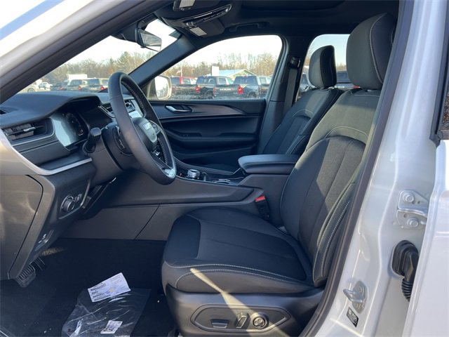 New 2025 Jeep Grand Cherokee L Laredo w/ Luxury Tech Group I image 4