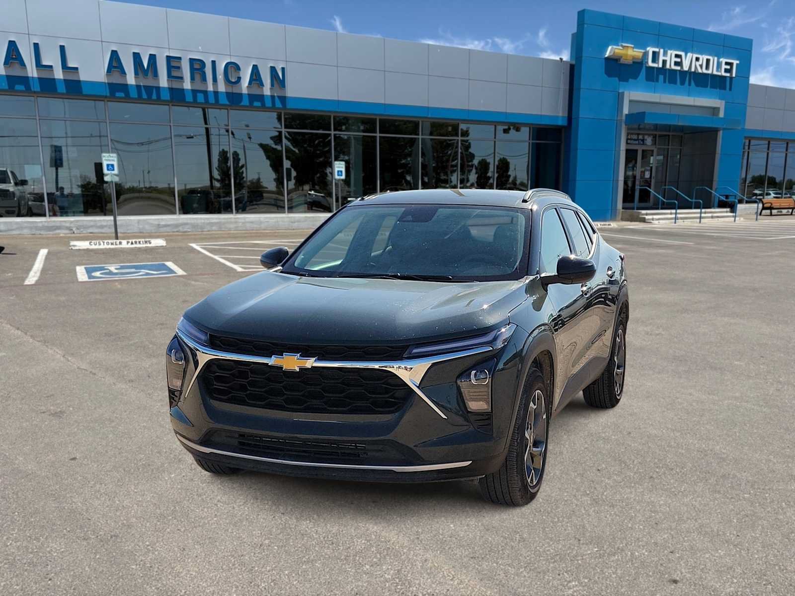 Used 2025 Chevrolet Trax LT FWD image 1