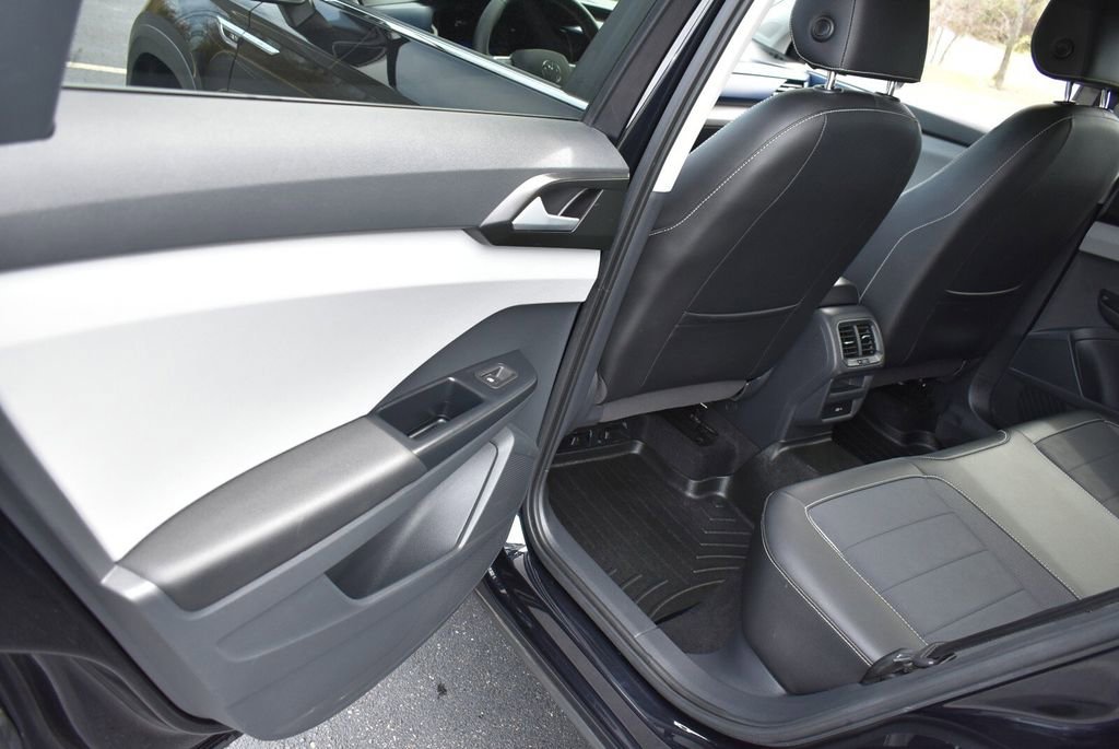 Used 2023 Volkswagen Taos SE w/ Panoramic Sunroof Package AWD/4WD image 24